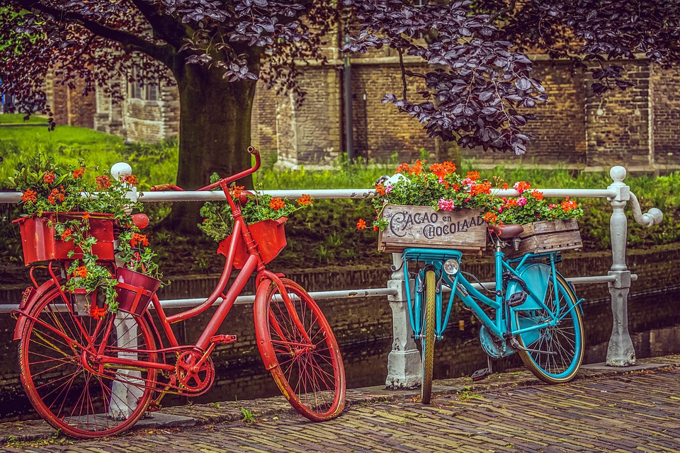 自転車に花を飾るおしゃれな街並み