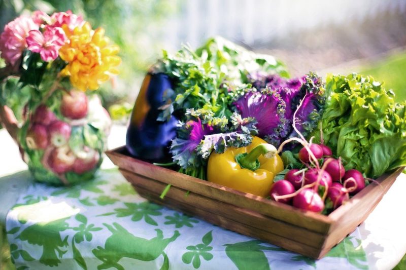 テーブルの上に飾られている収穫した野菜や草花